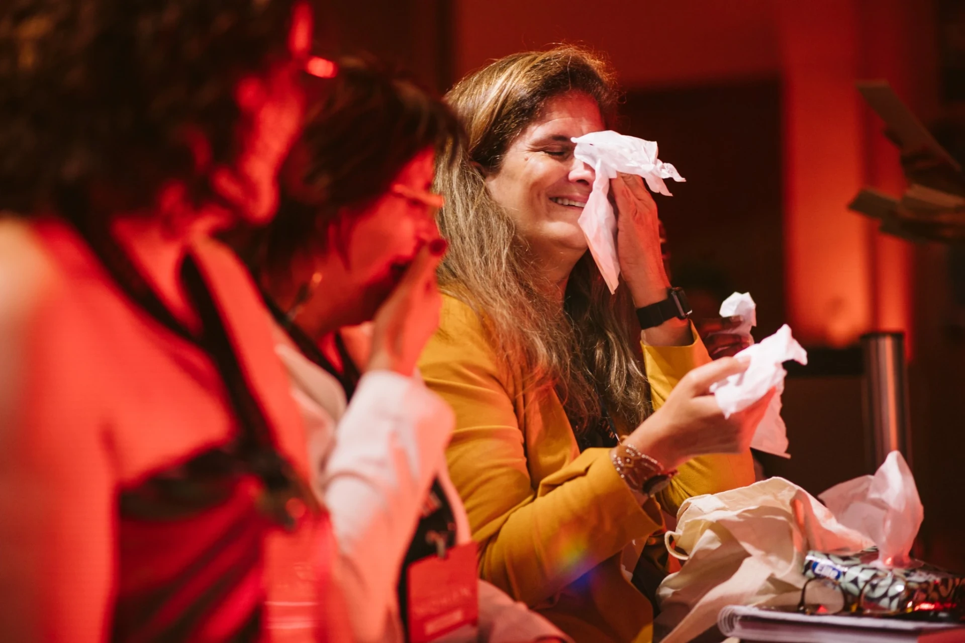 Alunas em momento de emoção durante o evento