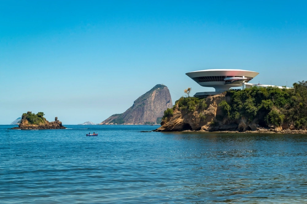 Vista de Niterói, RJ, com o Museu de Arte Contemporânea ao fundo
