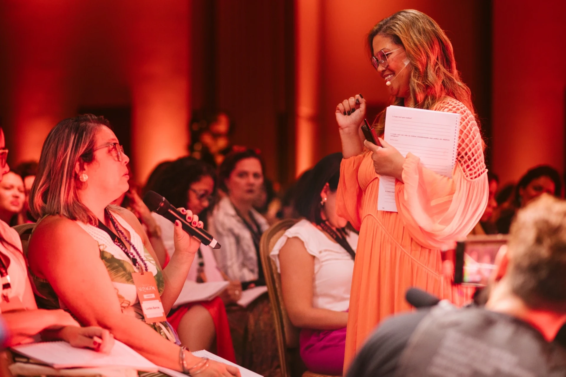 Isa Moreira conversando com alunas em evento ao vivo